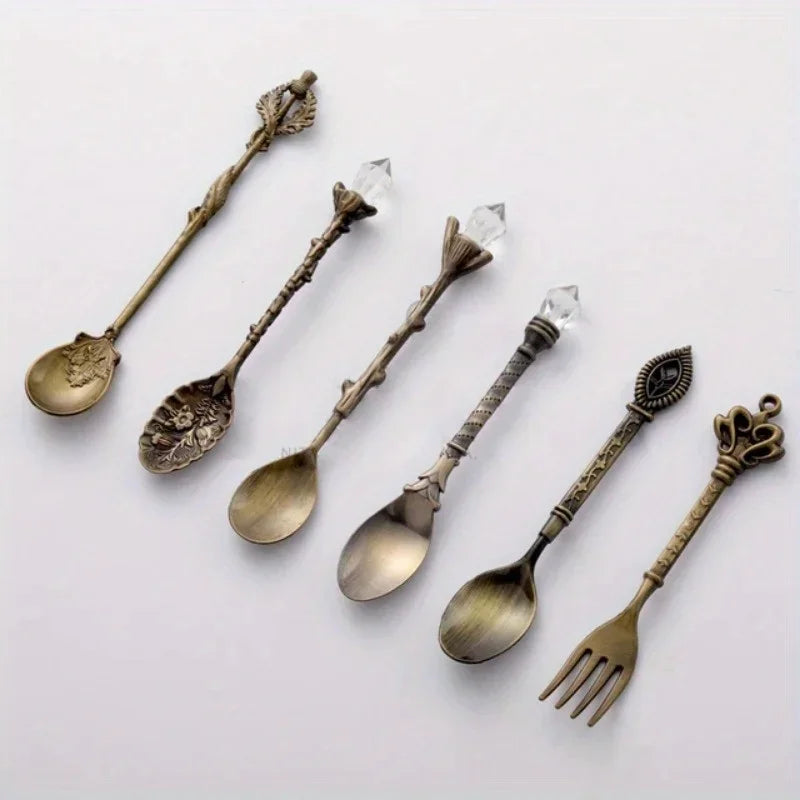 6pcs Vintage Spoons Fork Royal Style Gold Carved Coffee Tea Spoon Snacks Fruit Prikkers Dessert Fork Cutlery Set Kitchen Tool